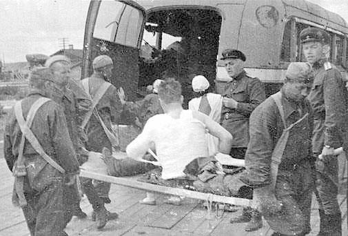 Погрузка раненых на
санитарный автобус ЗИС-16 - ZIS-16